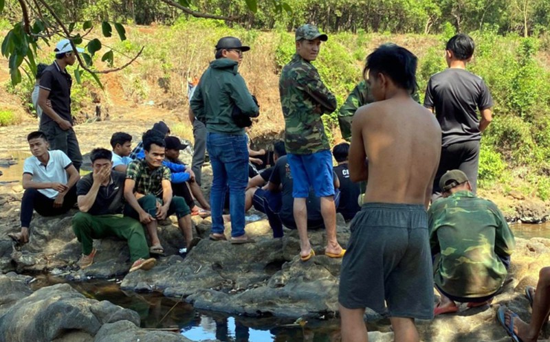 di choi thac dak mai, nam thanh nien bi duoi nuoc hinh 1