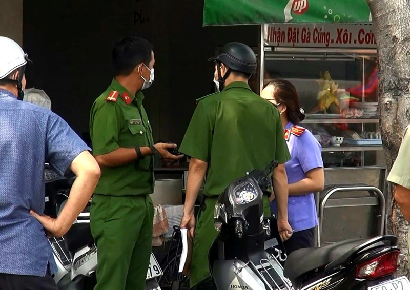 hai nguoi dan ong ban quan com au da, 1 nguoi tu vong hinh 1