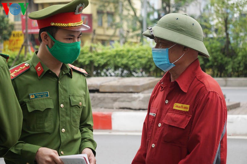 cong an ha noi lap 30 chot giam sat viec han che ra duong cua nguoi dan hinh 1