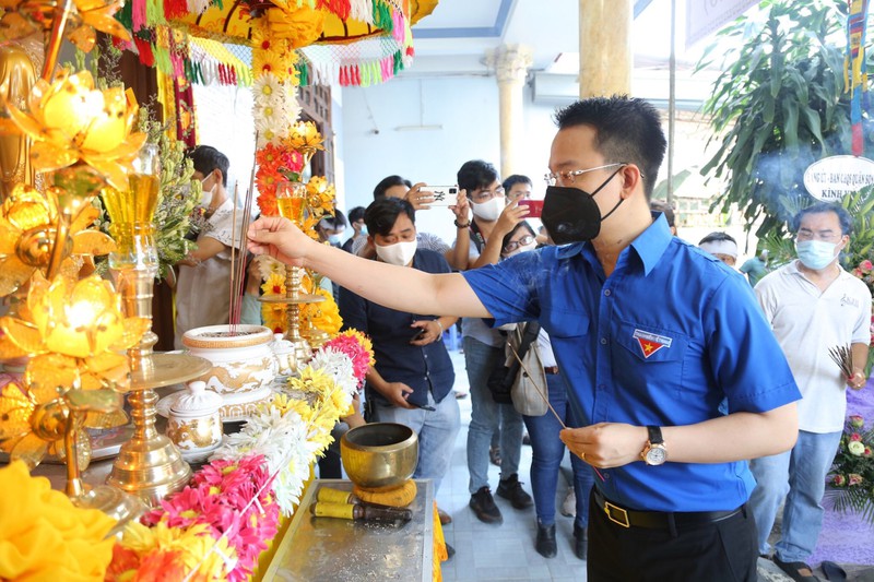 tang huy hieu "tuoi tre dung cam" cho 2 chien si cong an hi sinh hinh 2