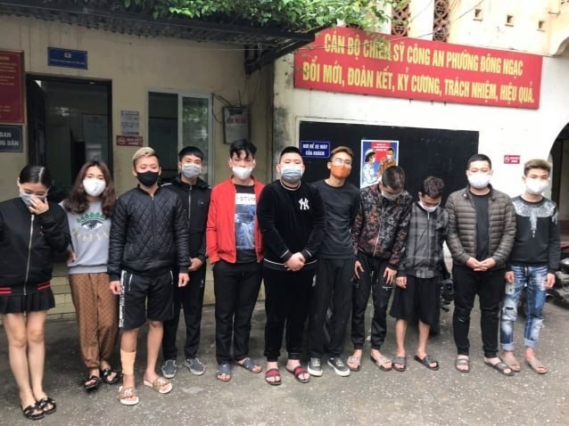 bat chap dich covid-19, nhom thanh nien nam nu van tu tap de dung ma tuy hinh 1