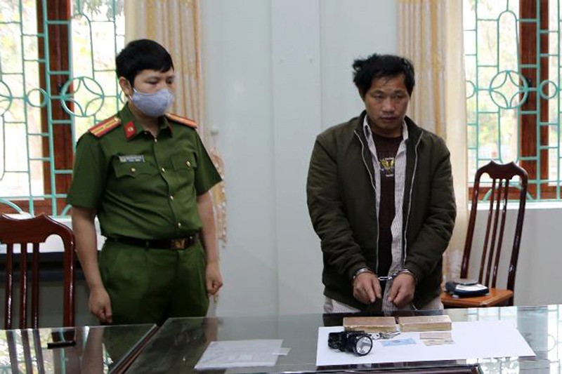 mot doi tuong sa luoi tren duong van chuyen 2 banh heroin hinh 1