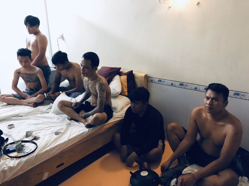 tu tap su dung ma tuy trong quan karaoke va nha nghi hinh 1