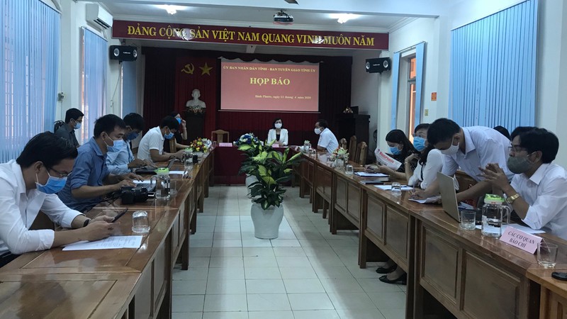 dinh chi cong tac pho chu tich hdnd huyen chong doi kiem tra covid-19 hinh 1