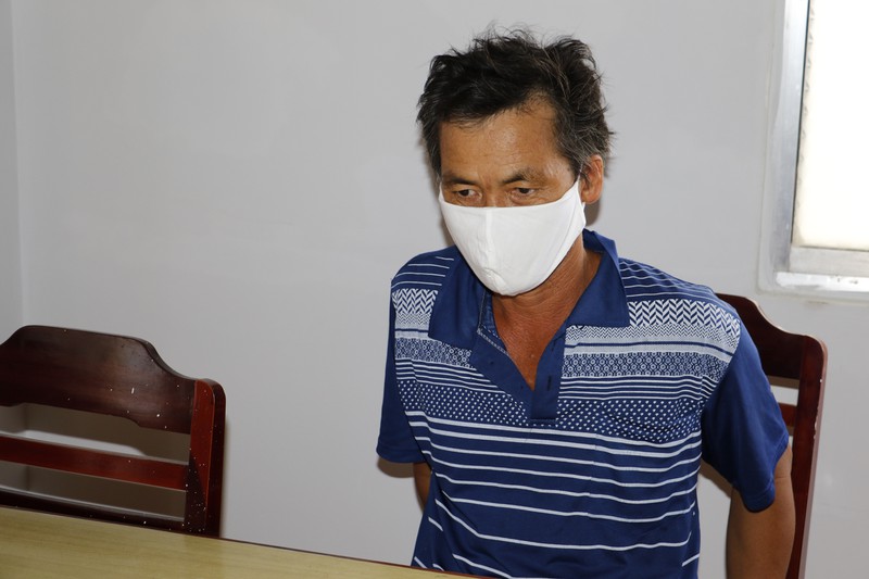 bi khoi to vi khong deo khau trang con danh can bo cong an hinh 1