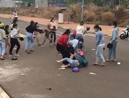 nhom nu sinh binh phuoc tu tap, danh nhau giua dai dich covid-19 hinh 1