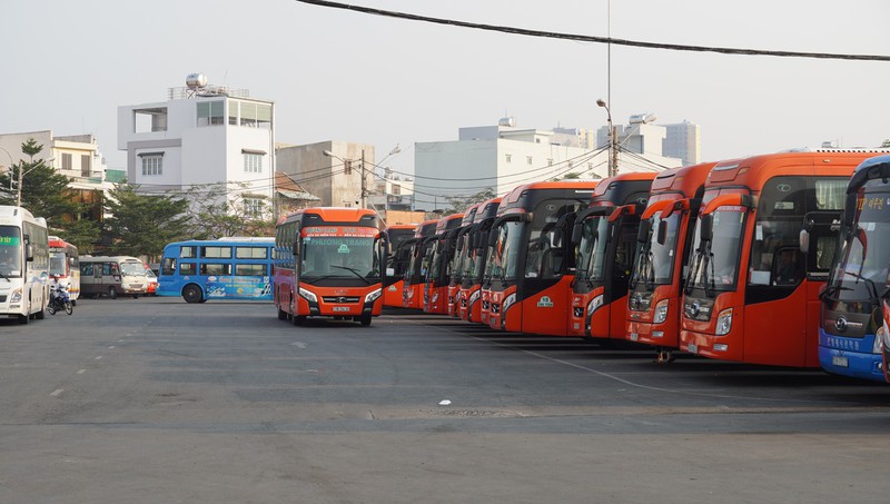 tiep tuc tam ngung van chuyen hanh khach, xe bus, taxi tai tp hcm  hinh 1