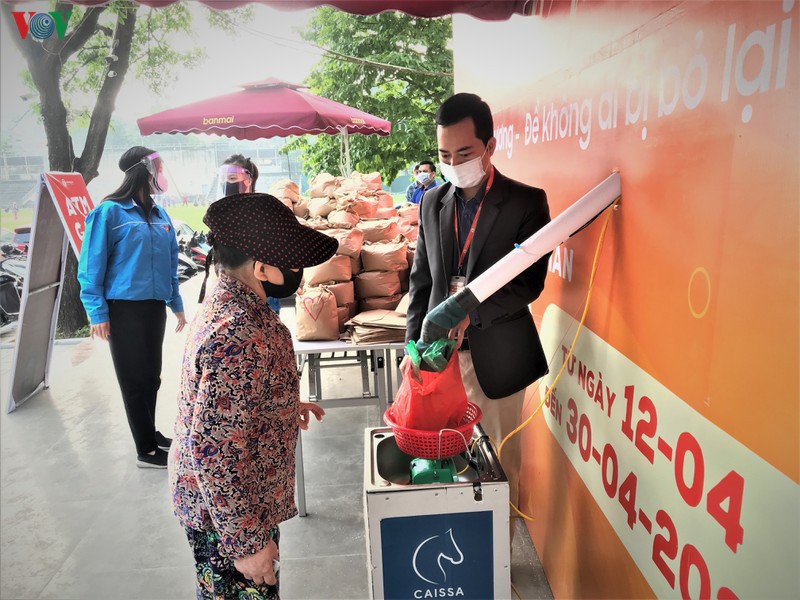 "atm gao" dau tien tai ha noi tiep tuc cap phat gao mien phi  hinh 1