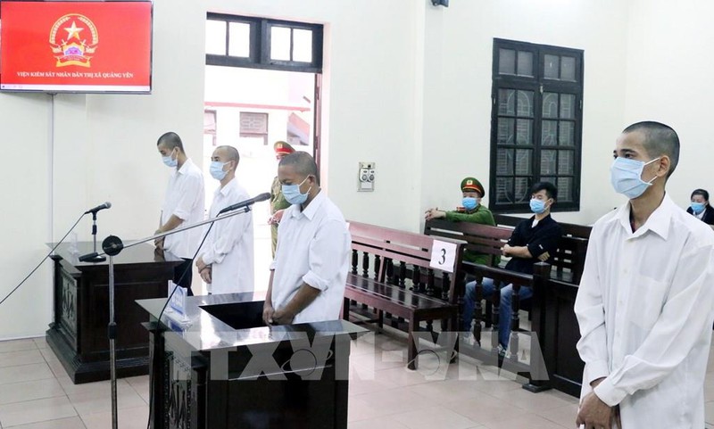 nong 24h: cong an tp hcm lam viec voi vo tien si bui quang tin hinh 6