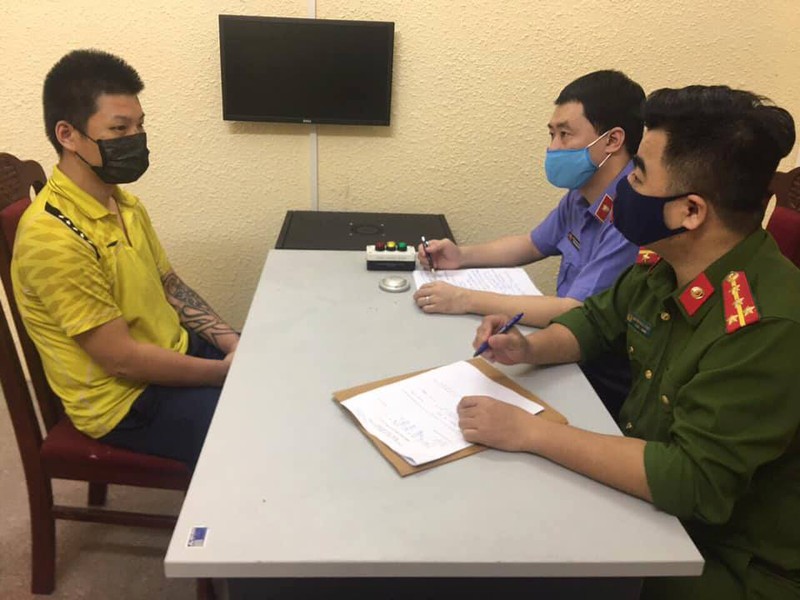 bi nhac deo khau trang, xong vao bop co can bo chong dich covid-19 hinh 1