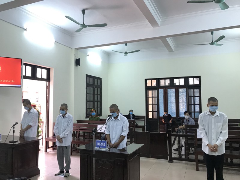 30 thang tu giam cho 4 doi tuong hanh hung can bo phong dich o quang ninh hinh 1