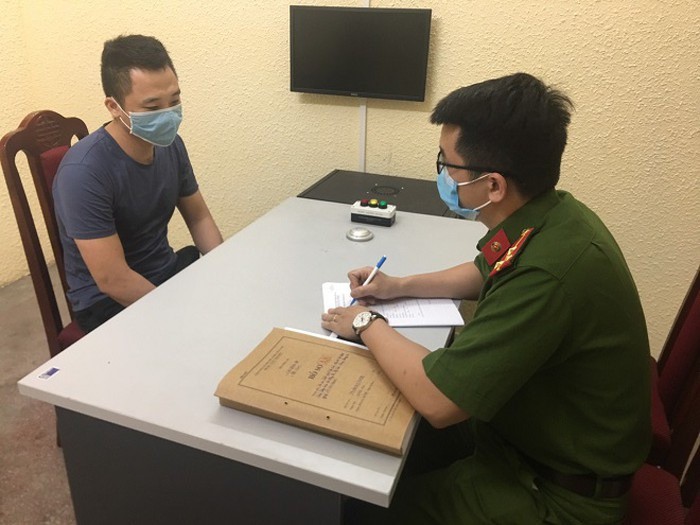 khoi to ke cuop dien thoai roi dung "clip nong" tong tien nan nhan hinh 1