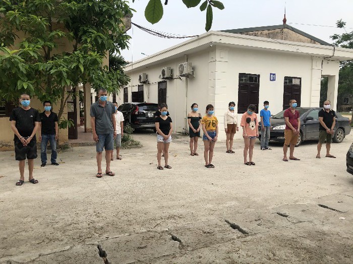 nhom nam nu mo "tiec ma tuy" trong quan massage tai ha noi hinh 1