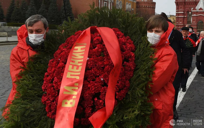 dat hoa tai lang le-nin o moscow nhan ky niem 150 ngay sinh cua nguoi hinh 1
