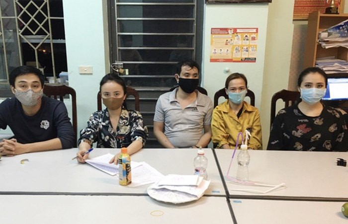 nhom nam nu "mo tiec" ma tuy trong can ho hang sang o ha noi hinh 1