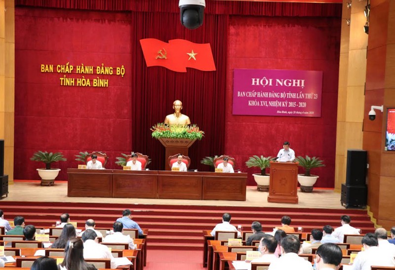 hoa binh: khong de lot vao bo may nguoi kem tai, duc hinh 1