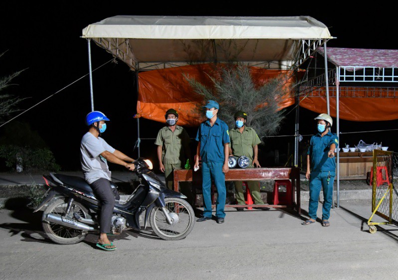 khoang 100 doi tuong van chuyen thuoc lau hung han lam bi thuong 5 can bo  hinh 1