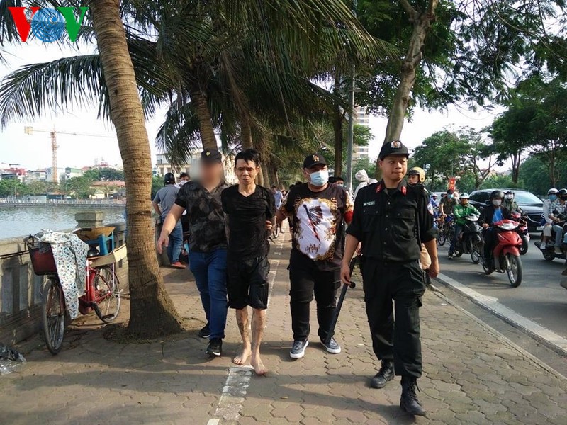 lam ro doi tuong "ne" cong an, bo xe nhay xuong ho tay  hinh 1