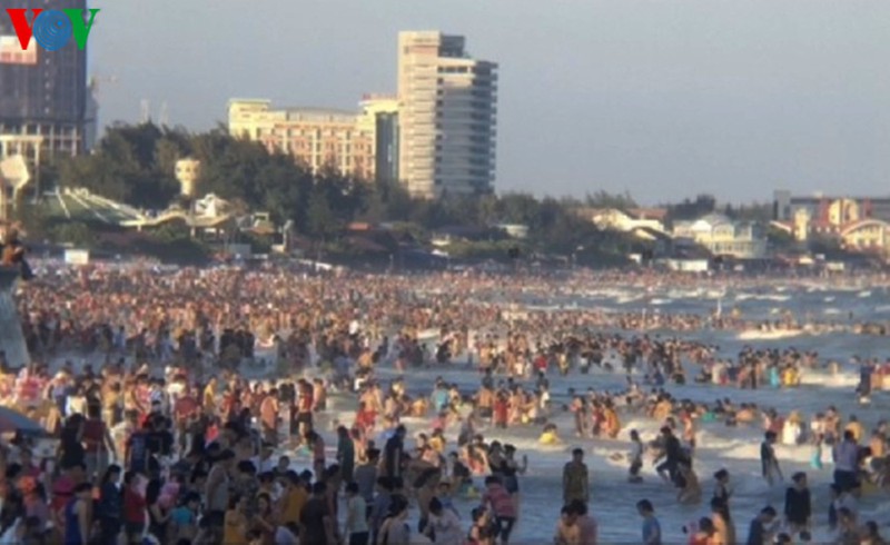 anh: bien vung tau vang bong nguoi trong ngay dau nghi le hinh 8