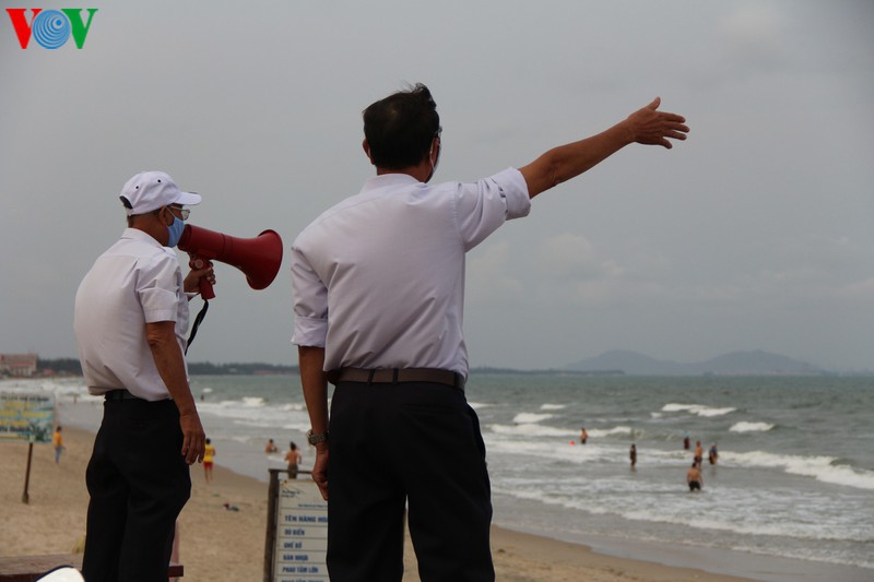 anh: bien vung tau vang bong nguoi trong ngay dau nghi le hinh 1