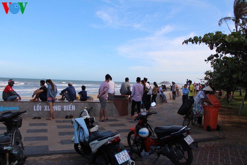 anh: bien vung tau vang bong nguoi trong ngay dau nghi le hinh 2