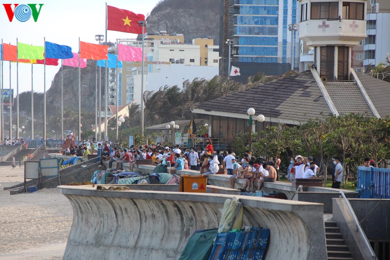 anh: bien vung tau vang bong nguoi trong ngay dau nghi le hinh 3