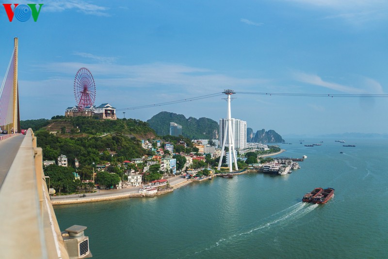 quang ninh: nguoi ha long don ky nghi le khac la hinh 2