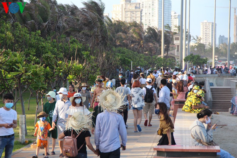 anh: bien vung tau vang bong nguoi trong ngay dau nghi le hinh 6