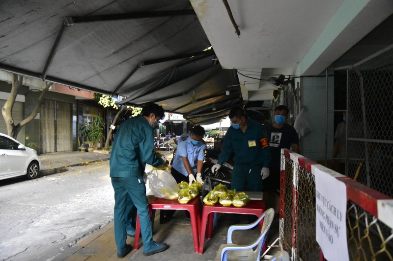 mot lo chung cu co nguoi tai duong tinh covid-19 bi phong toa hinh 1