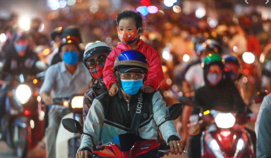 nguoi dan tham quan dia chi do o tp hcm,  khong quen phong dich covid-19 hinh 1