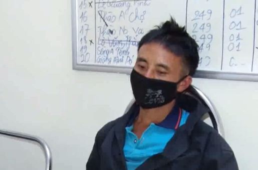 bat doi tuong van chuyen 2 banh heroin hinh 1