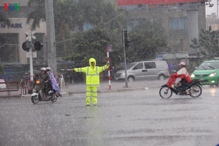 thoi tiet 13/5: ha noi co mua rao va dong, nen nhiet giam hinh 1