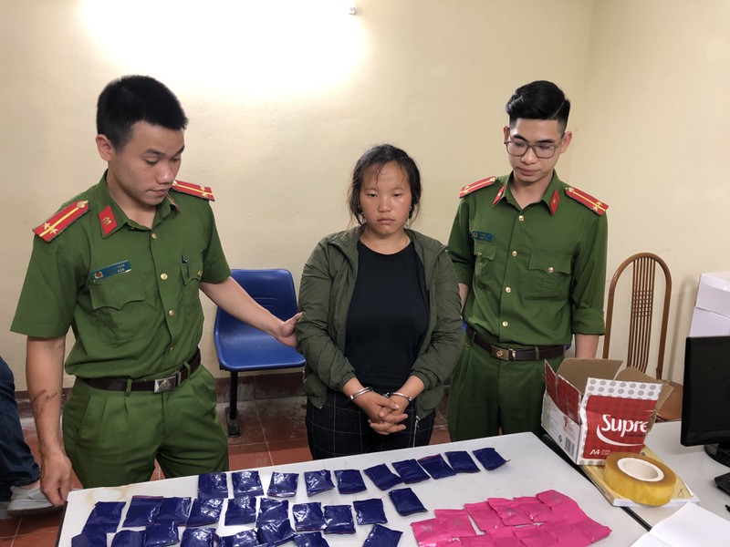 bat thieu nu nguoi mong van chuyen trai phep hon 11.000 vien ma tuy hinh 1