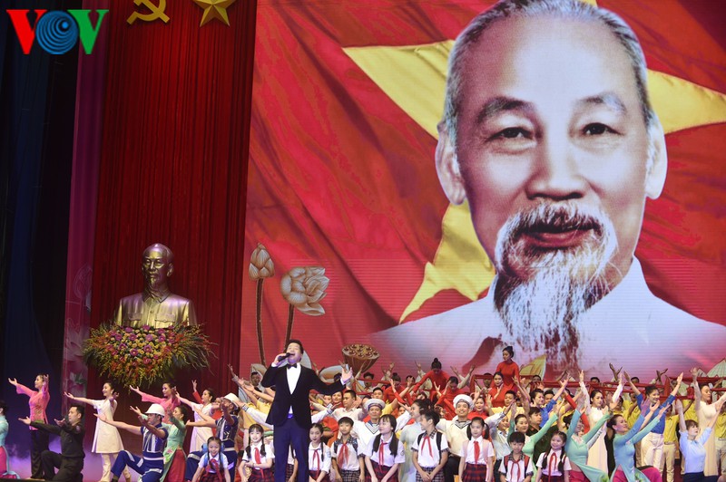 anh: toan canh le ky niem 130 nam ngay sinh chu tich ho chi minh hinh 15