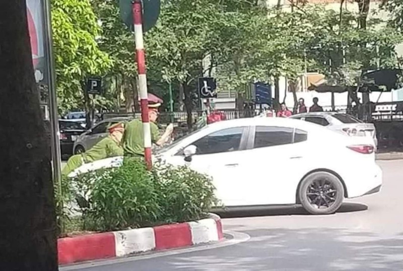 lam ro vu viec mot cong an bi tai xe hat len nap capo chay gan 1km  hinh 1