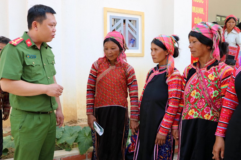nguoi la hu o lai chau mot long theo dang, theo bac ho hinh 1