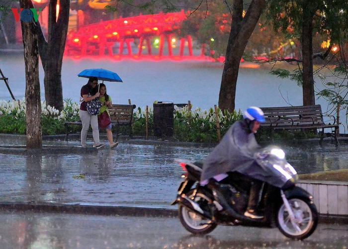 du bao thoi tiet 28/5: thu do ha noi co mua rao va dong hinh 1