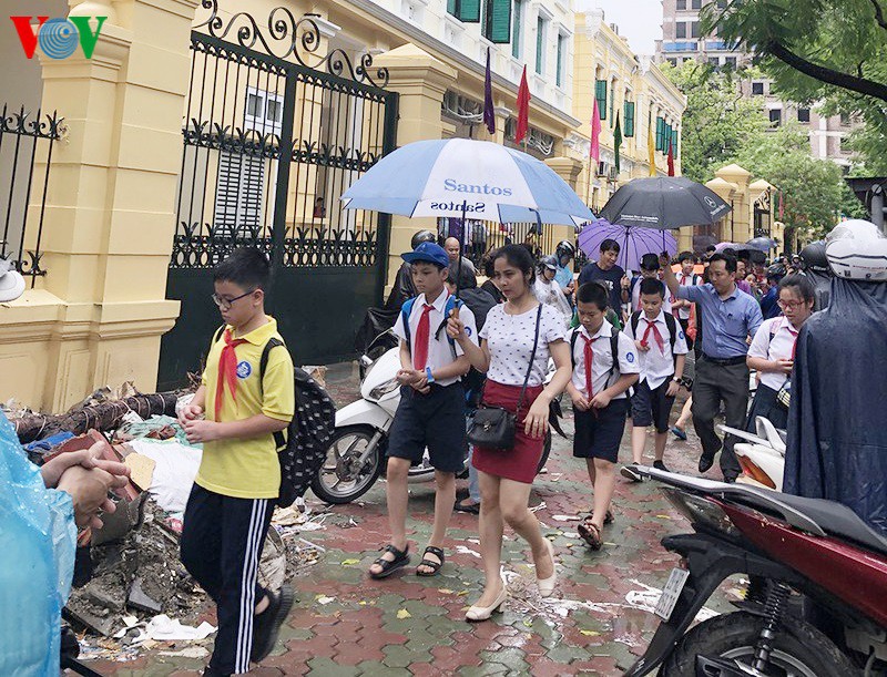 cong an canh bao ve doi tuong chuyen du do cac nam sinh tai hoan kiem hinh 1