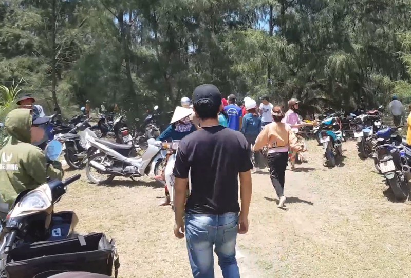 nong 24h: be gai tu vong trong rung duong sau khi goi dien cau cuu chi hinh 2