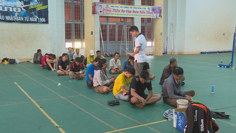 triet pha tu diem da ga an tien tren ray vang hinh 1