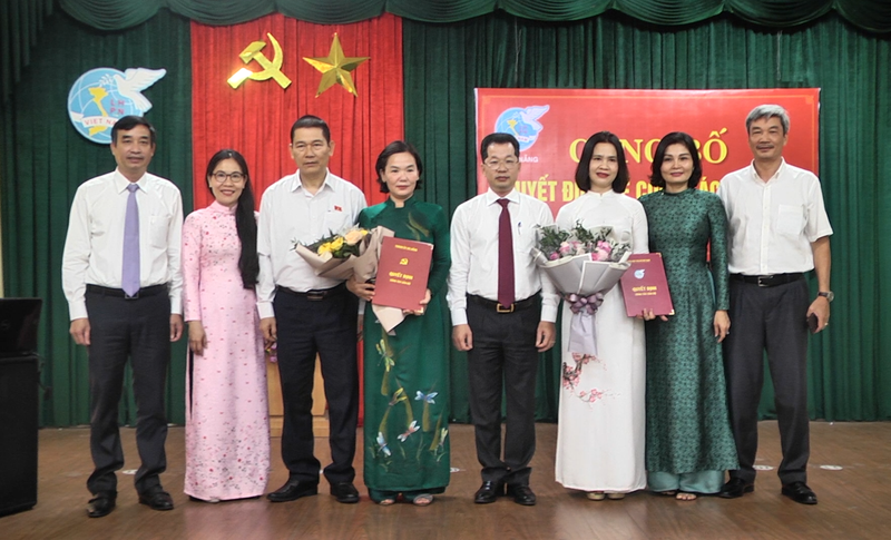 20 can bo lanh dao tai da nang xin nghi truoc tuoi hinh 1
