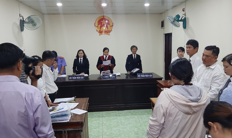 nguoi dan kien chu tich huyen binh chanh: toa bac toan bo yeu cau khoi kien hinh 1