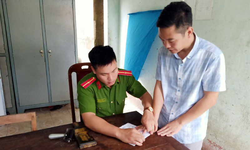 khoi to phong vien tap chi moi truong & xh toi "cuong doat tai san" hinh 1