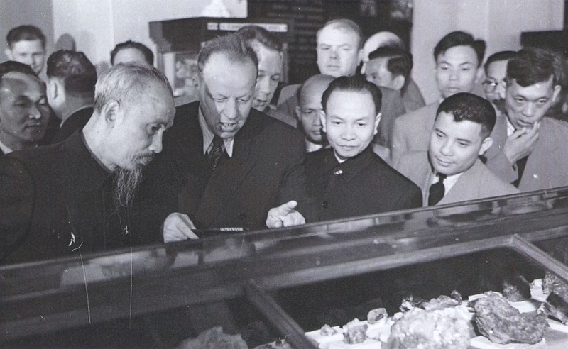 anh tu lieu: bac ho tham tinh sverdlovsk, lien bang nga hinh 8