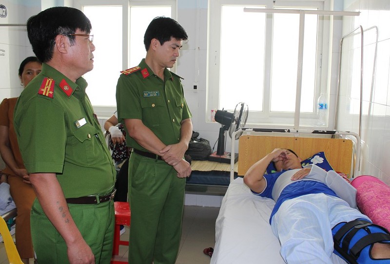 nam thanh nien khong doi mu bao hiem, phong xe tong bi thuong csgt hinh 1