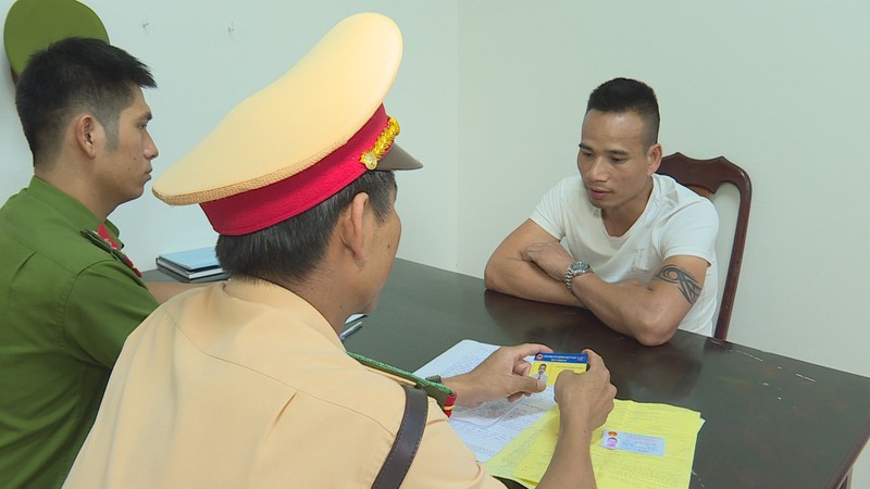 xu ly nam thanh nien mang the phong vien "rom" dinh qua mat csgt hinh 1