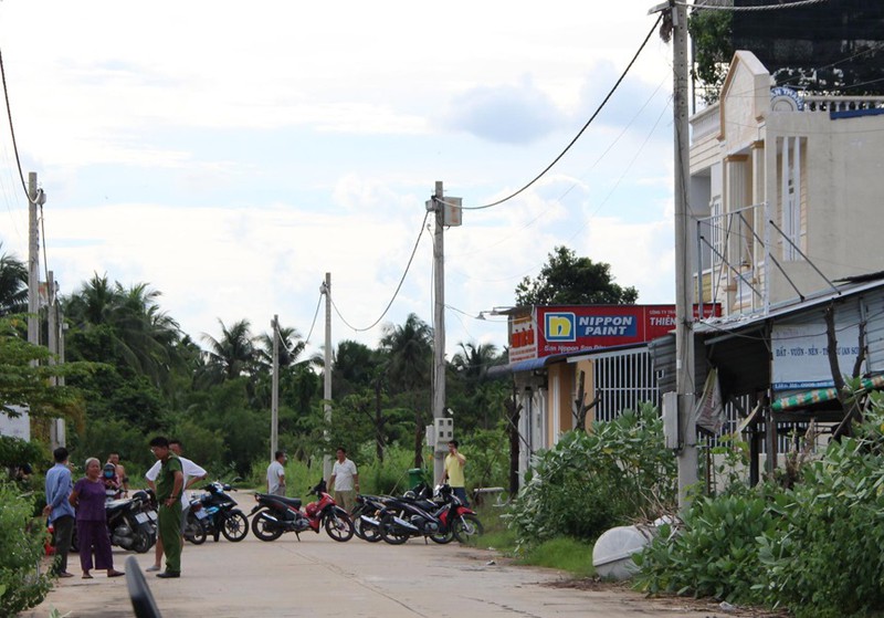 nong 24h: dang ngoi uong tra sua, mot hoc sinh bi danh tu vong hinh 2