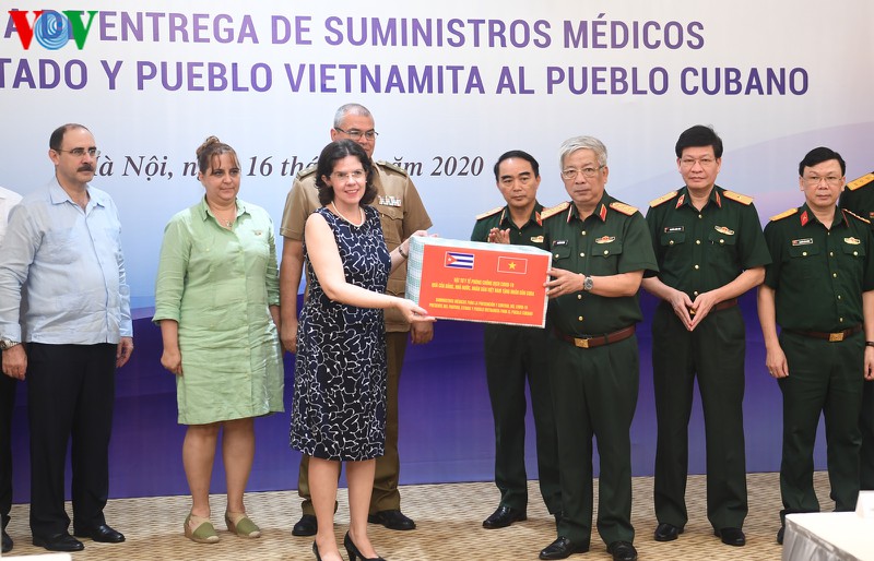 bo quoc phong trao tang 3 tan vat tu y te cho cuba chong covid-19 hinh 1