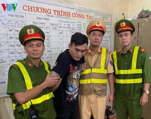 cong an va nguoi dan phoi hop bat ten trom cam dao cuop may tinh hinh 1