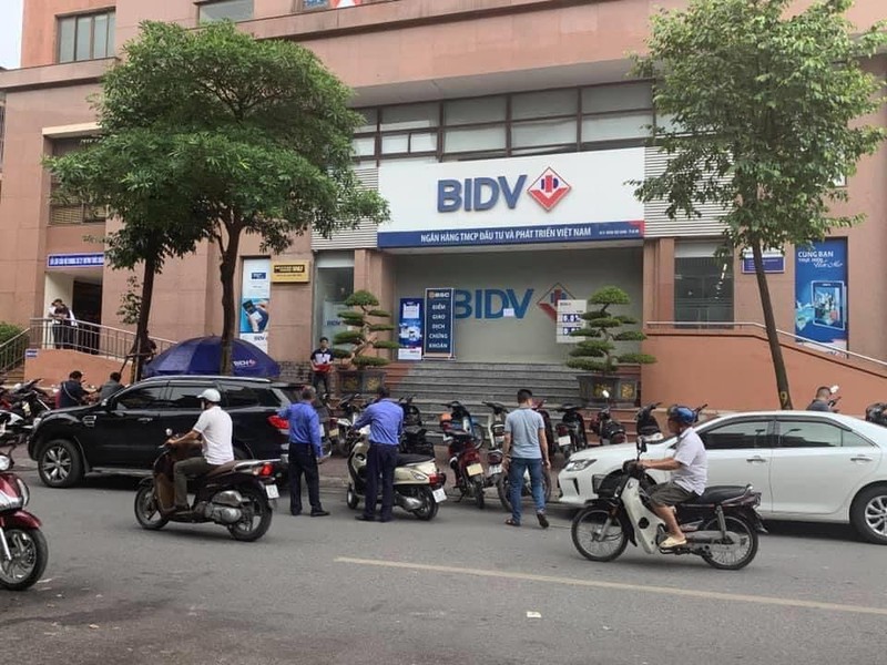 nhom cuop no sung va cuop so tien lon tai ngan hang bidv o ha noi hinh 1